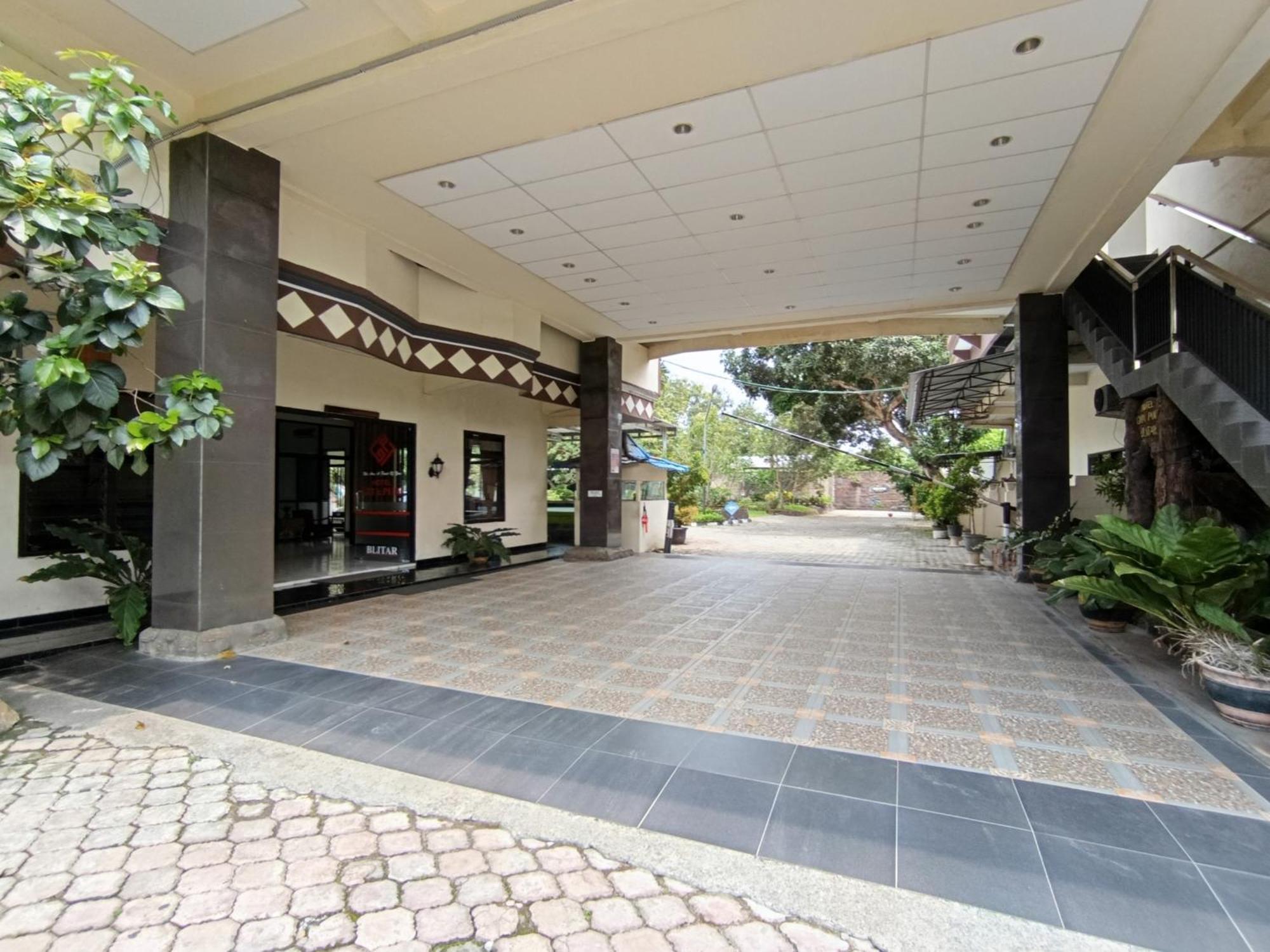 Gita Puri Redpartner Blitar Exterior foto